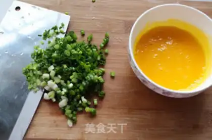 Make Onions of golden egg fried rice step 1