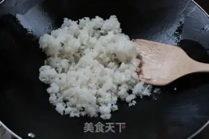 Make Onions of golden egg fried rice step 2