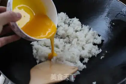 Make Onions of golden egg fried rice step 3