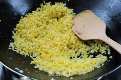 Make Onions of golden egg fried rice step 4