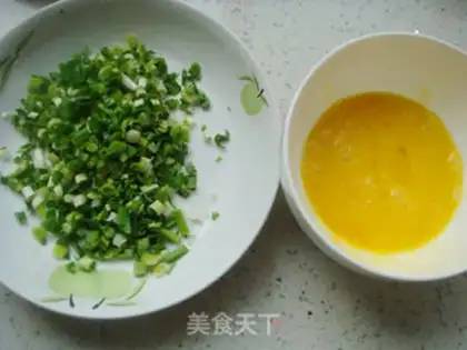 Make Garlic fried eggs step 1