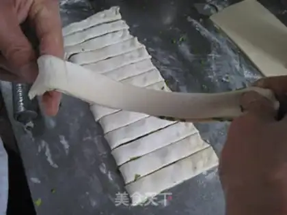 Make Onion roll step 28
