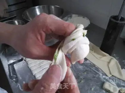 Make Onion roll step 31