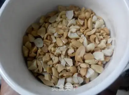 Make Purely hand-made cow-rolling sugar step 2