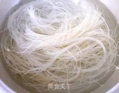 Make Tomato eggs and wooded rice wire step 1