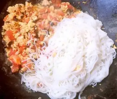 Make Tomato eggs and wooded rice wire step 15