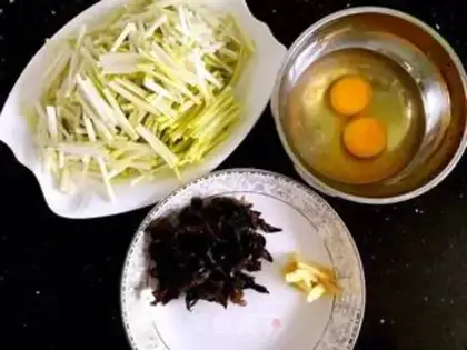 Make Scrambleded eggs step 1