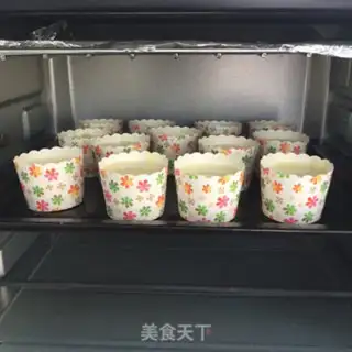 Make Soft paper cups of chili cake step 17