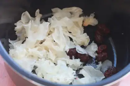 Make Silver Ear Snow Lotus soup step 1