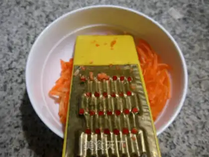 Make Egg carrot steamed meat step 1