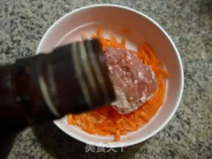 Make Egg carrot steamed meat step 3