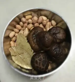 Make Peanut stew pig hoof step 2