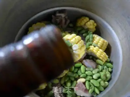 Make Soybeans cornbone soup step 4