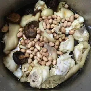 Make Peanut stew pig hoof step 6