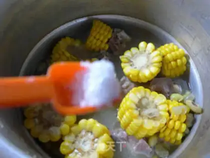 Make Soybeans cornbone soup step 9