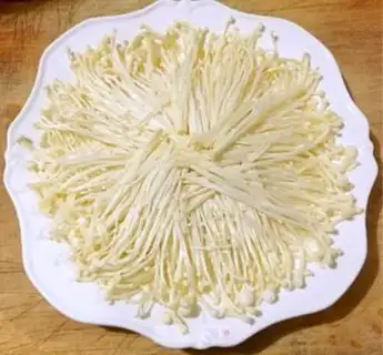 Make Garlic shrimp evaporating golden needle mushrooms step 2