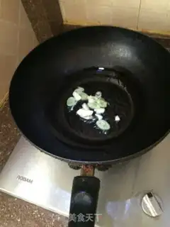 Make Quick hand sauce and fries step 2