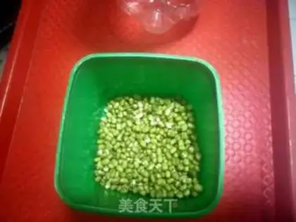 Make Pure green bean sprouts step 0