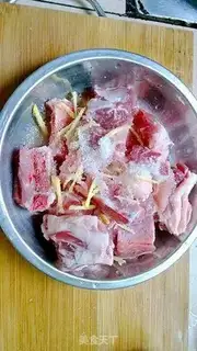 Make Doudou potato evaporated ribs step 1