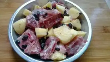 Make Doudou potato evaporated ribs step 3