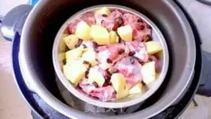 Make Doudou potato evaporated ribs step 4