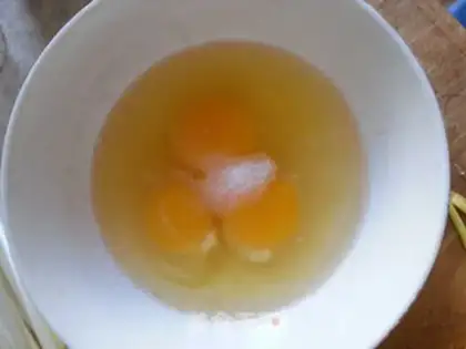 Make Garlic fried eggs step 1