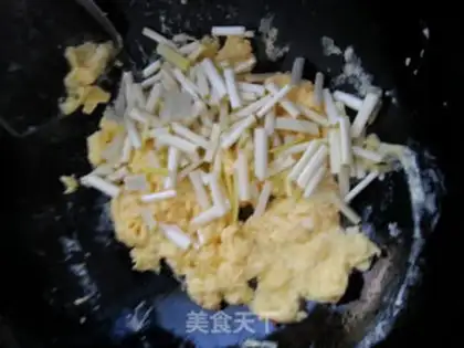 Make Garlic fried eggs step 4