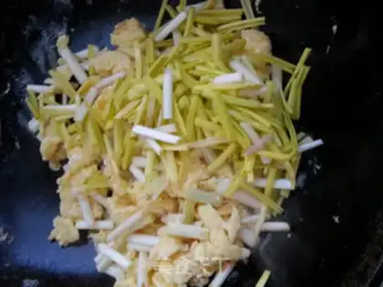 Make Garlic fried eggs step 5