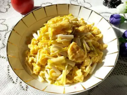 Make Garlic fried eggs step 6