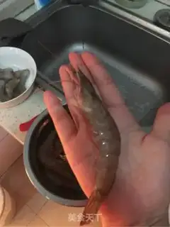 Make A garlic fan with a shrimp step 1
