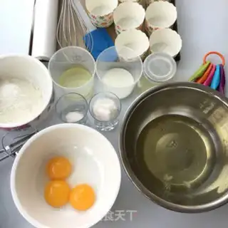 Make Soft paper cups of chili cake step 0
