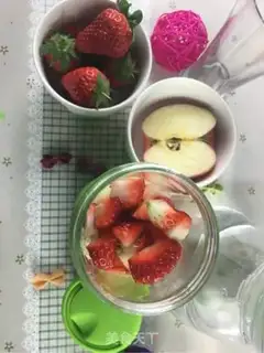 Make Strawberry apple juice step 1