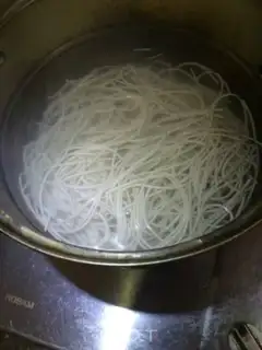 Make Tomato meatball noodles step 8