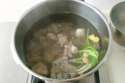 Make Tomato beef noodles step 1