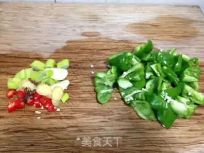 Make Pepper fried sausage step 1