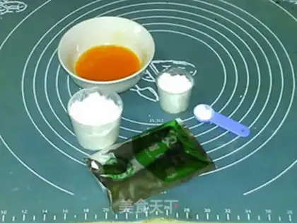 Make Goose eggs, yellow fingers step 0