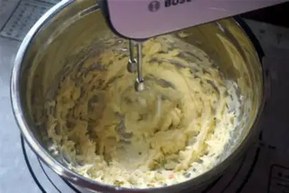 Make Yellow frosting cookies step 1
