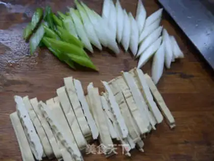 Make Onion fried tofu dry step 1