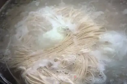 Make Tomato egg noodles step 4