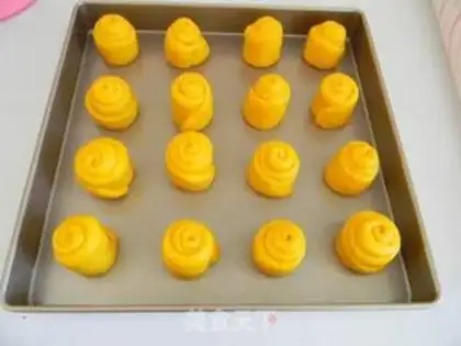 Make Pumpkin money rolls step 11