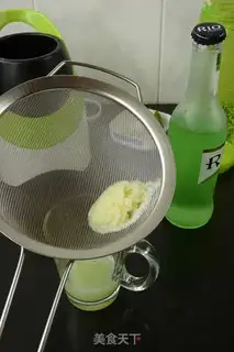 Make Ginger and lemon cocktails step 3