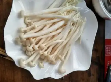 Make Garlic ointment, white mushrooms step 0