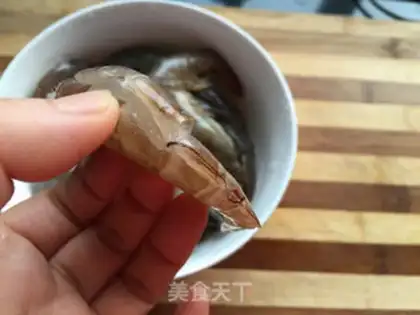 Make Flowers with rich shrimp step 0