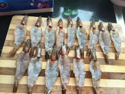 Make Flowers with rich shrimp step 1
