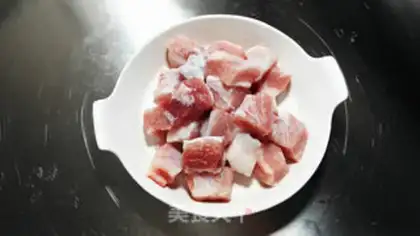 Make White fruit to roast pork with neck step 0