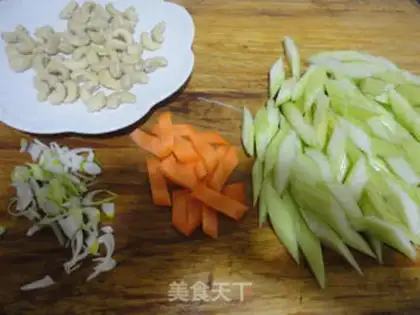 Make Celery lilies for cashew nuts step 1