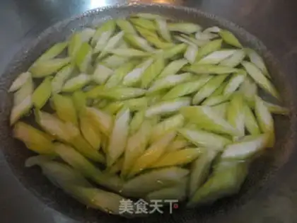 Make Celery lilies for cashew nuts step 2