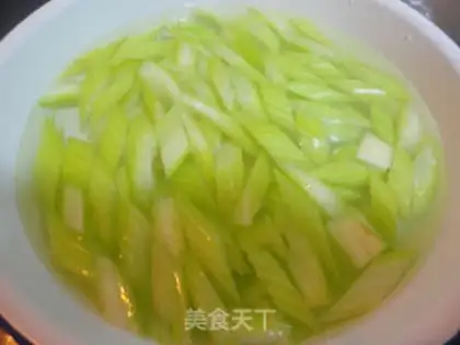 Make Celery lilies for cashew nuts step 3