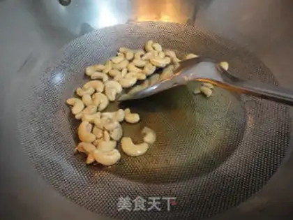 Make Celery lilies for cashew nuts step 5