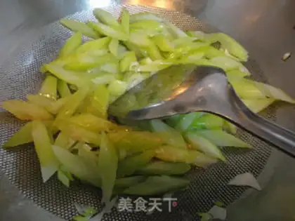 Make Celery lilies for cashew nuts step 8